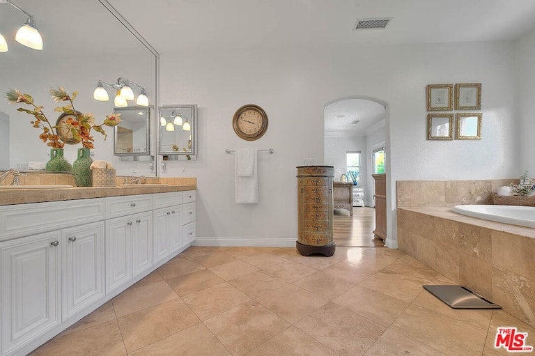 Photo 39 of 54 - 14826 Otsego St, Sherman Oaks, CA 91403