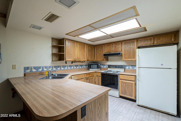 Photo 11 of 32 - 2541 E Wagoner Rd, Phoenix, AZ 85032