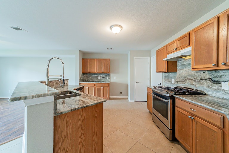 Photo 4 of 39 - 6926 Oleander Grove Way, Houston, TX 77049
