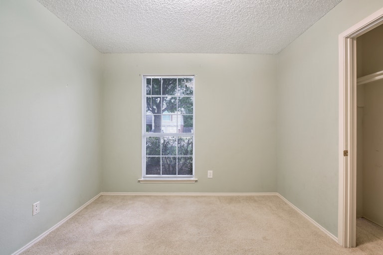 Photo 11 of 23 - 7201 Royal Oak Dr, Benbrook, TX 76126