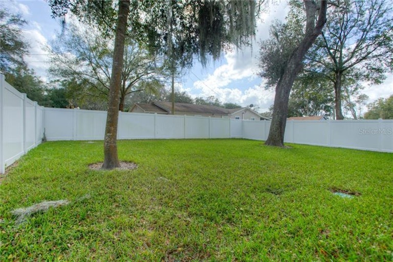 Photo 2 of 25 - 541 Westchester Hills Ln, Valrico, FL 33594