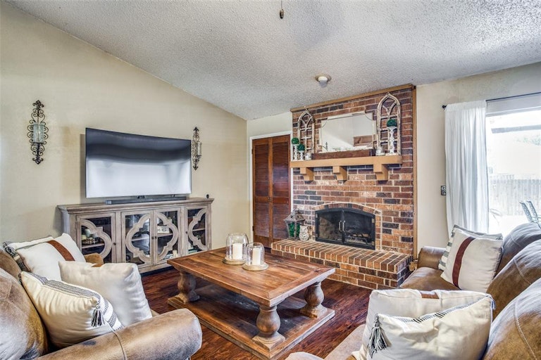 Photo 15 of 36 - 3008 Kensington Dr, Mesquite, TX 75150