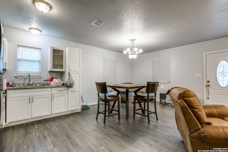 Photo 11 of 21 - 451 Ferris Ave, San Antonio, TX 78220
