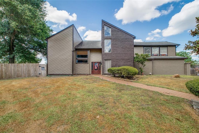 Photo 1 of 36 - 18303 Running Vine Ln, Spring, TX 77379