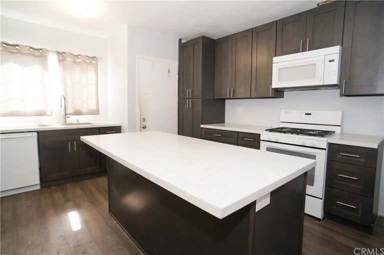 Photo 2 of 16 - 633 W Cressey St, Compton, CA 90222