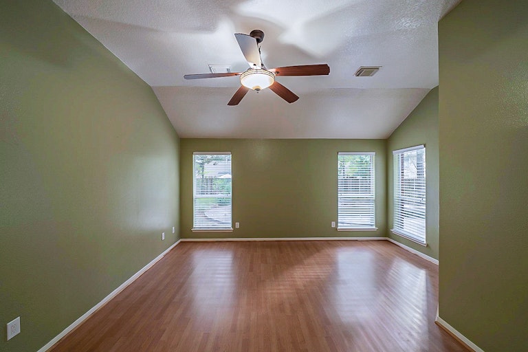 Photo 24 of 39 - 57 N Old Cedar Cir, Spring, TX 77382