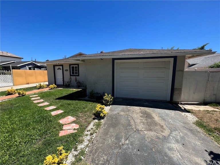 Photo 4 of 43 - 13944 Hartland St, Van Nuys, CA 91405