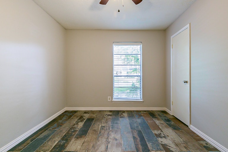 Photo 17 of 21 - 1801 Crooked Creek Ln, Pearland, TX 77581