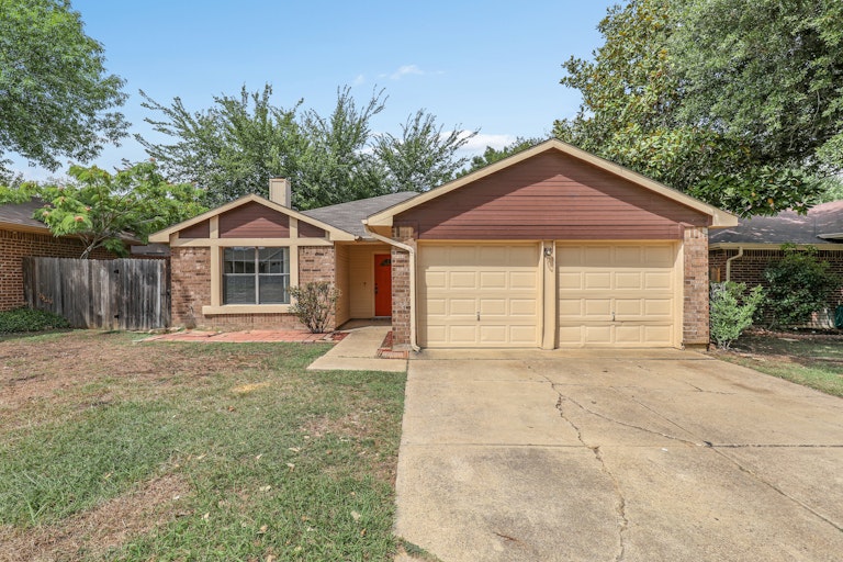Photo 2 of 25 - 401 Angelina Dr, Arlington, TX 76018