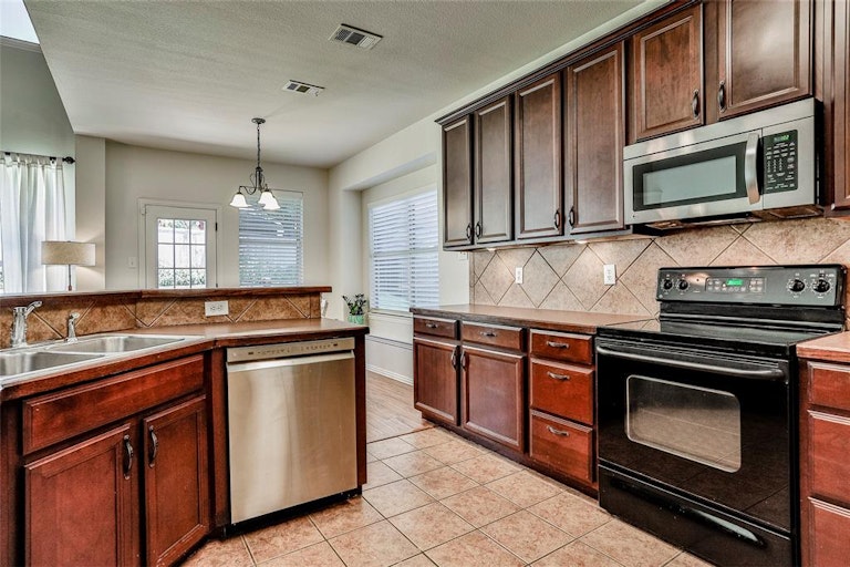 Photo 11 of 32 - 3949 Diamond Ridge Dr, Fort Worth, TX 76244