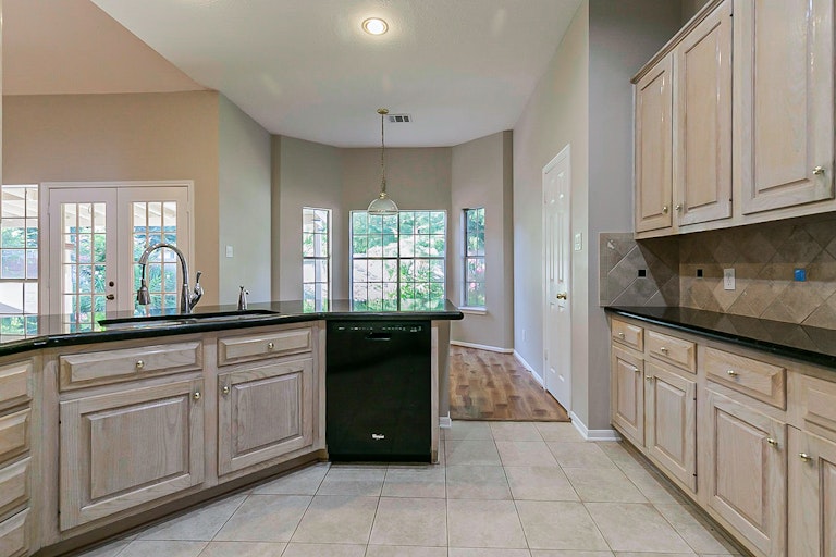 Photo 6 of 32 - 1603 Berkoff Dr, Sugar Land, TX 77479