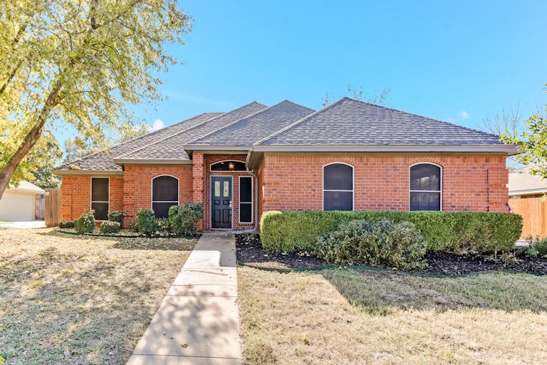 Photo 1 of 24 - 1729 Spinnaker Ln, Azle, TX 76020