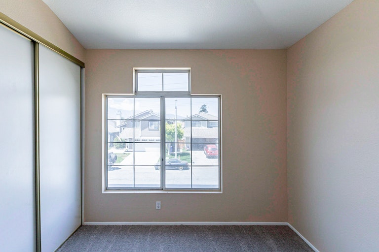 Photo 16 of 24 - 15641 Coventry Ln, Fontana, CA 92337