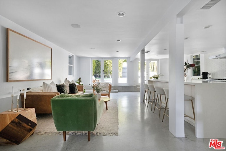 Photo 2 of 20 - 241 Windward Ave, Venice, CA 90291
