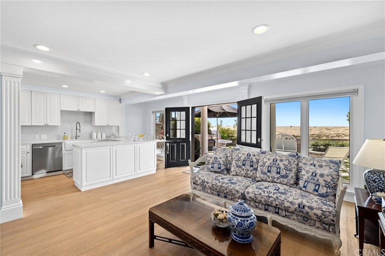 Photo 21 of 28 - 308 E Oceanfront, Newport Beach, CA 92661