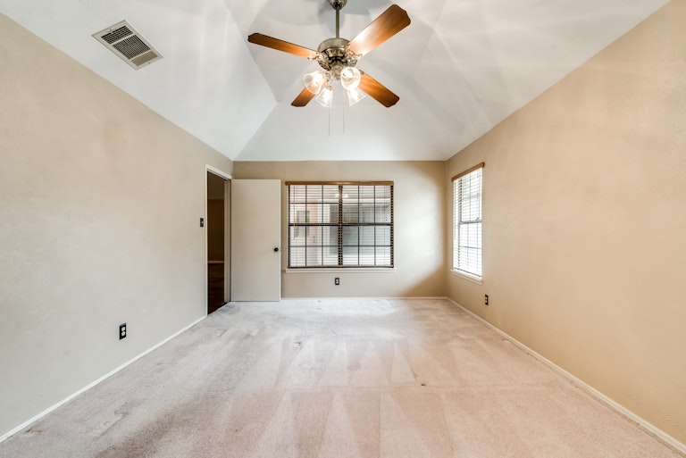Photo 18 of 30 - 253 Bellwood Dr, Garland, TX 75040