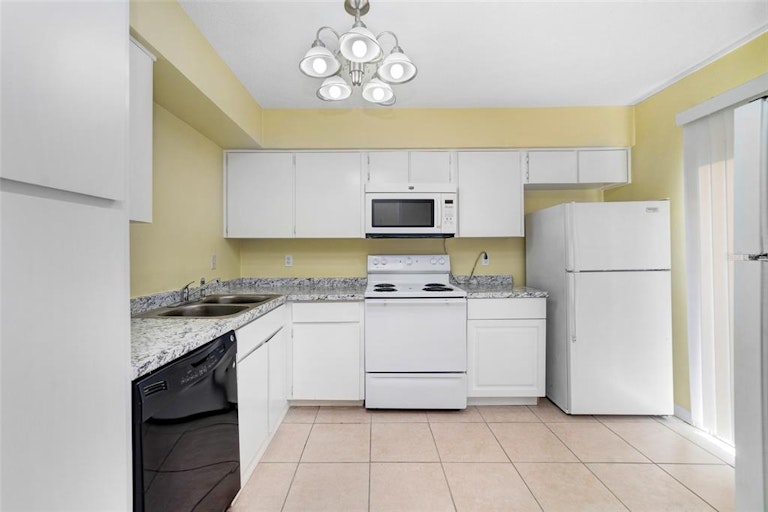 Photo 10 of 26 - 560 Abington Ct, Apopka, FL 32703