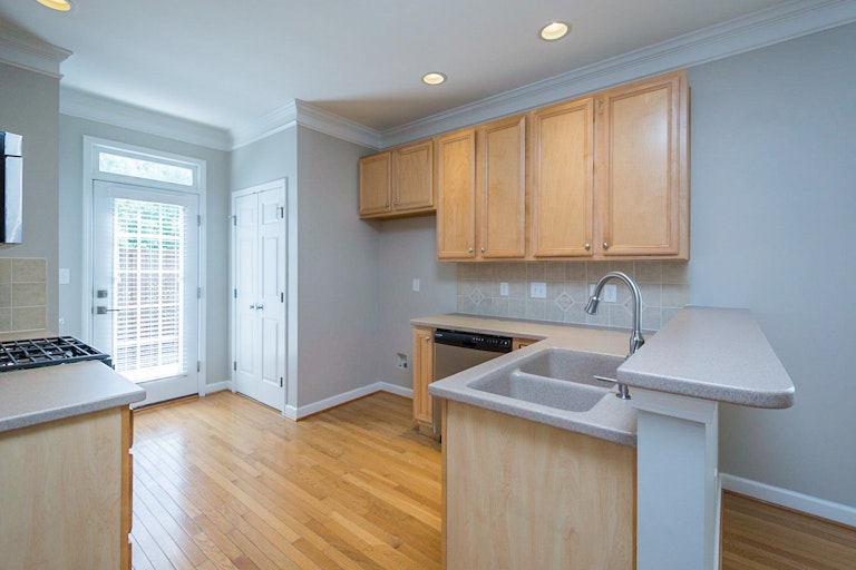 Photo 6 of 16 - 6010 Four Townes Ln, Raleigh, NC 27616