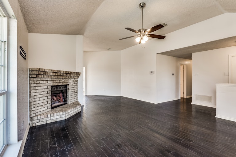 Photo 9 of 21 - 6717 Sumac Ln, Rowlett, TX 75089