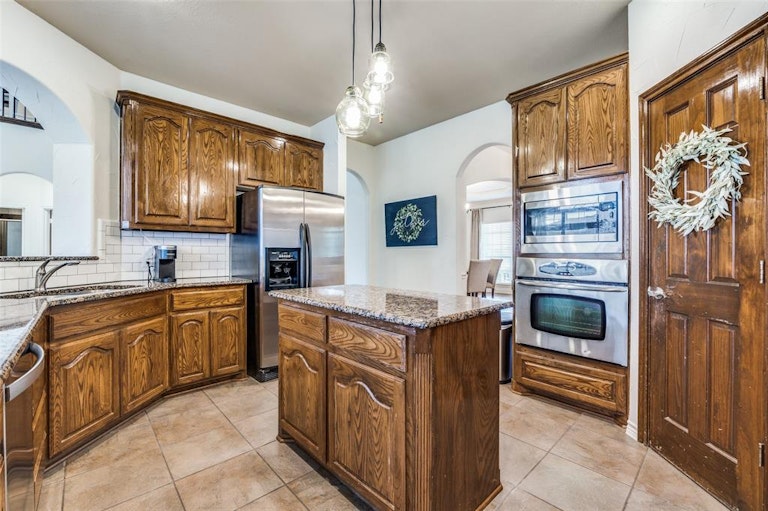 Photo 9 of 35 - 2604 Stallions Ln, Celina, TX 75009