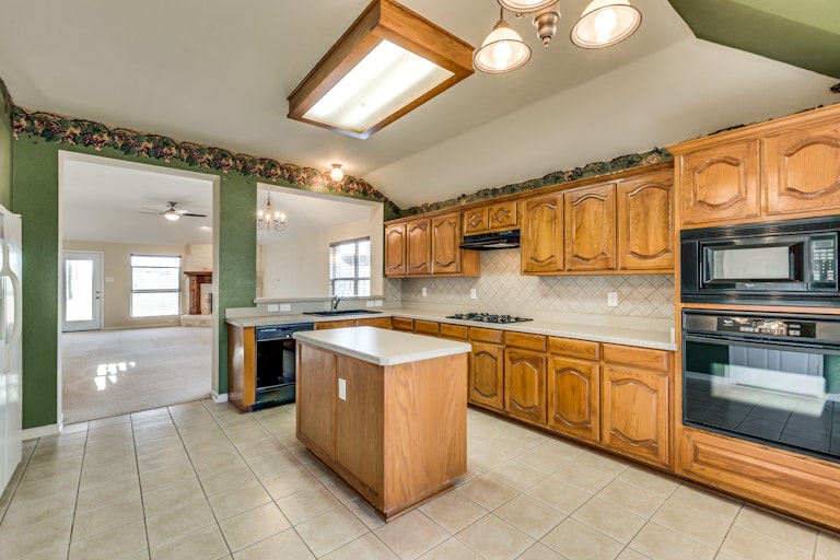 Photo 3 of 25 - 1815 Avonlea Dr, Rockwall, TX 75087