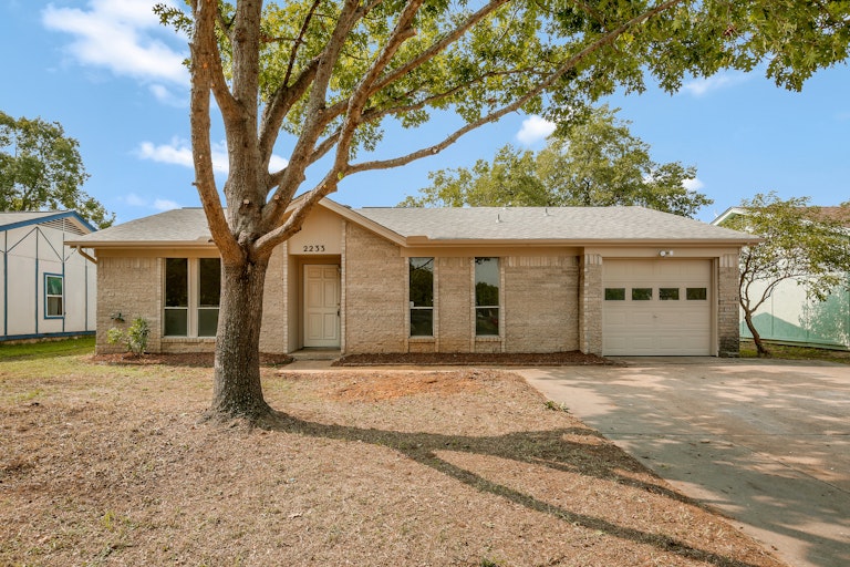 Photo 1 of 25 - 2233 Biscayne Dr W, Irving, TX 75060