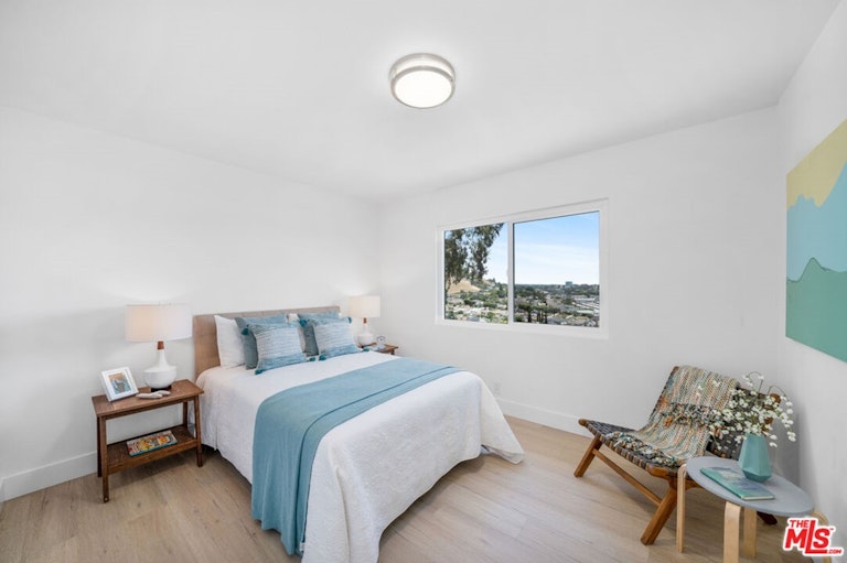 Photo 4 of 10 - 4725 Del Paso Ct, Los Angeles, CA 90032