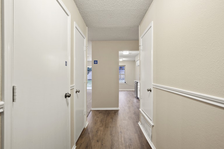 Photo 6 of 26 - 6109 Big Springs Dr, Arlington, TX 76001