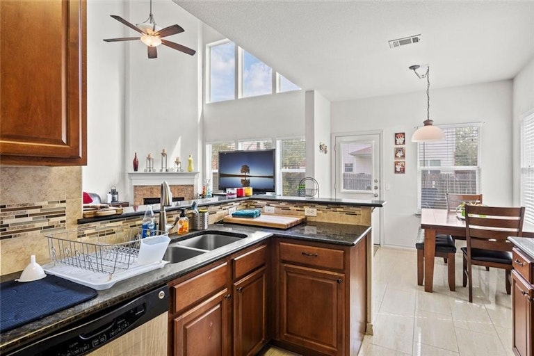 Photo 17 of 39 - 20801 Penny Royal Dr, Pflugerville, TX 78660