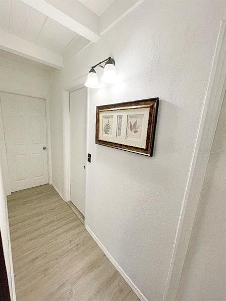 Photo 8 of 25 - 1360 Oxford Dr, Englewood, FL 34223