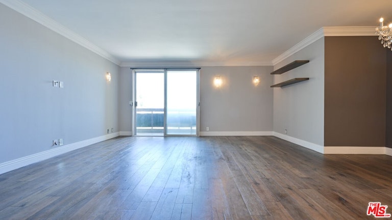 Photo 12 of 40 - 321 S San Vicente Blvd #607, Los Angeles, CA 90048