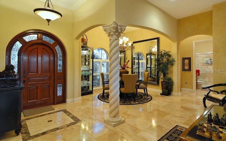 Photo 9 of 22 - 571 Putting Green Ln, Longboat Key, FL 34228
