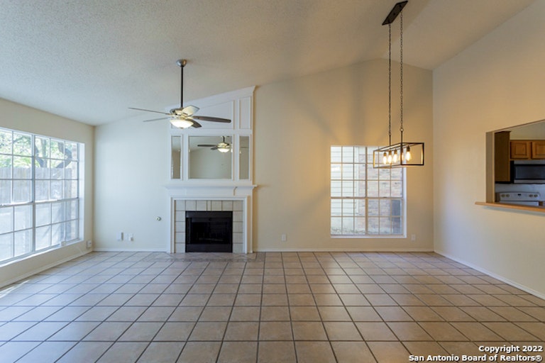 Photo 5 of 22 - 8622 Silent Oaks, San Antonio, TX 78250