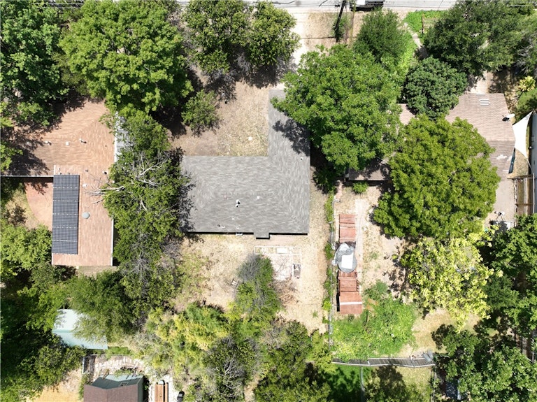 Photo 17 of 37 - 1800 Alguno Rd, Austin, TX 78757