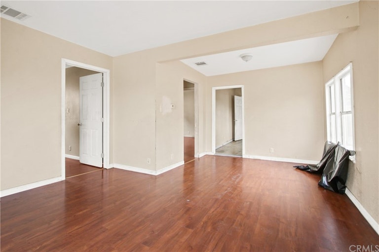 Photo 5 of 18 - 226 E 88th Pl, Los Angeles, CA 90003