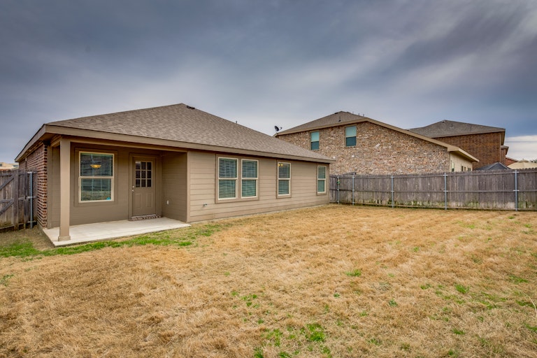 Photo 6 of 21 - 2108 Meadow View Dr, Princeton, TX 75407