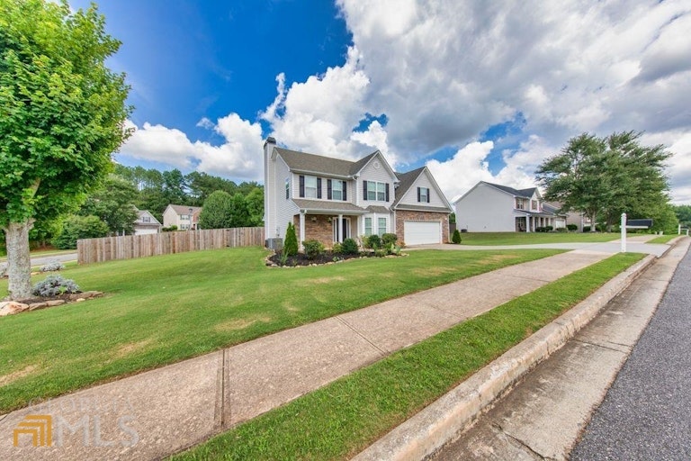 Photo 2 of 19 - 3296 Bridle Brook Dr, Auburn, GA 30011