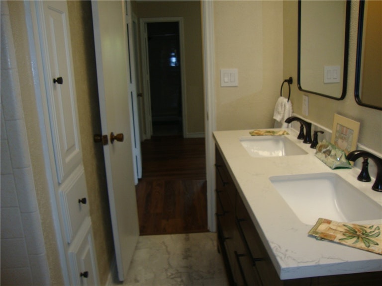 Photo 21 of 25 - 10716 Sunny Ln, Jonestown, TX 78645