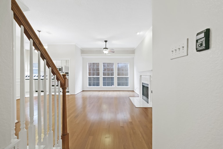 Photo 5 of 24 - 2504 Pinegrove Cir, Arlington, TX 76006