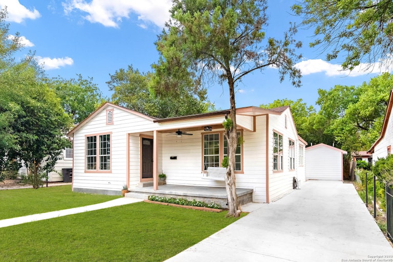 Photo 3 of 24 - 1431 W Summit Ave, San Antonio, TX 78201