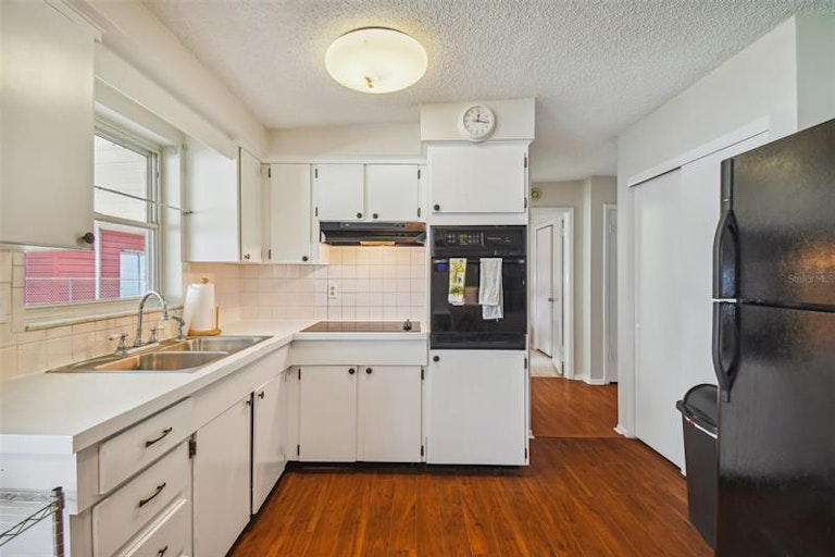 Photo 8 of 27 - 11020 Hassle Ave, Port Richey, FL 34668