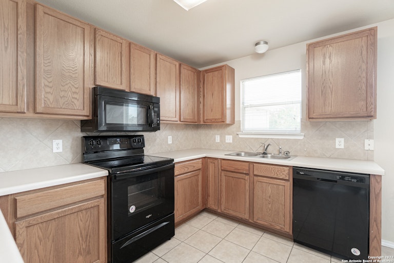 Photo 9 of 21 - 3622 Archer Blvd, New Braunfels, TX 78132