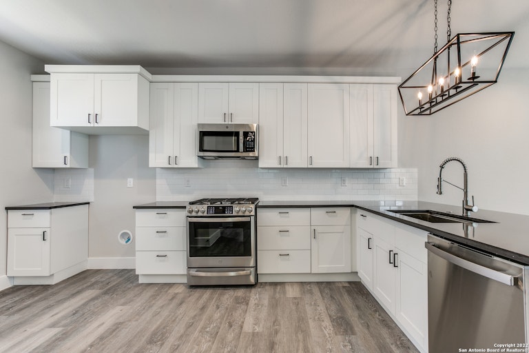 Photo 7 of 26 - 1618 W Lawndale Dr #5, San Antonio, TX 78209