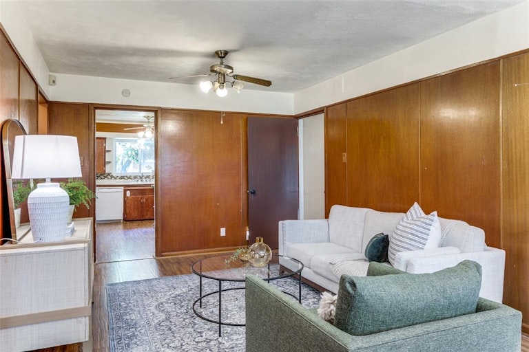 Photo 17 of 35 - 526 Woolsey Dr, Dallas, TX 75224