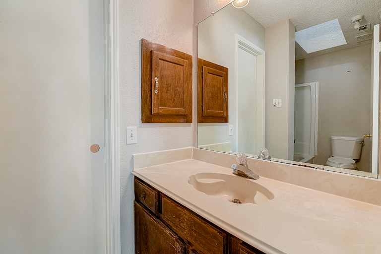 Photo 8 of 36 - 10503 Leroy Ct, Dallas, TX 75217