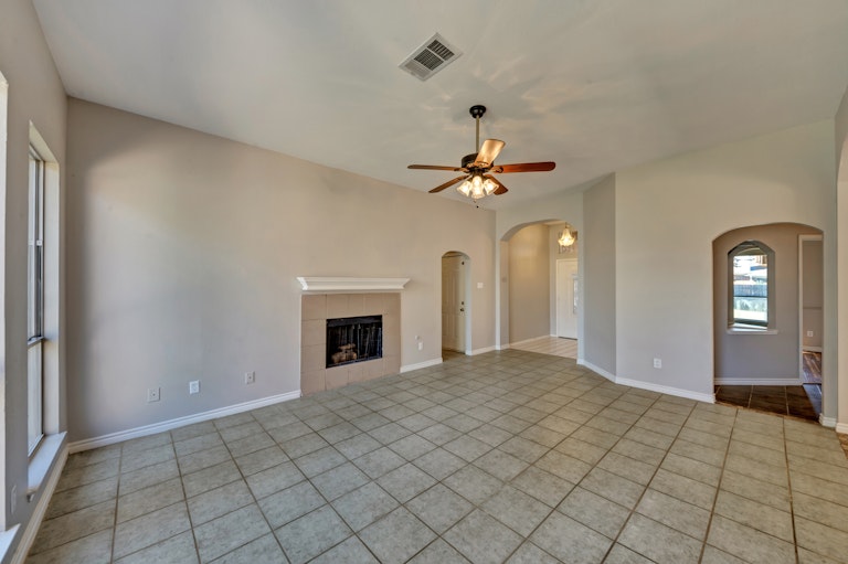 Photo 13 of 27 - 6207 Woolwich Dr, Arlington, TX 76001