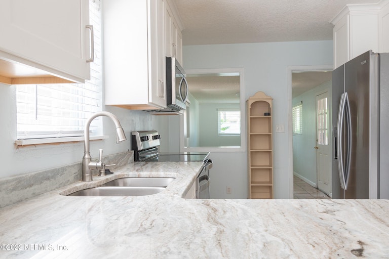Photo 10 of 20 - 1225 15th Ave N, Jacksonville Beach, FL 32250
