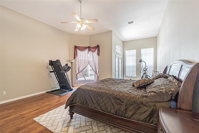 Photo 16 of 36 - 1462 Kensington Woods Dr, Lutz, FL 33549