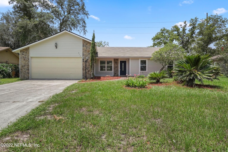 Photo 1 of 27 - 852 Maplewood Ln, Orange Park, FL 32065