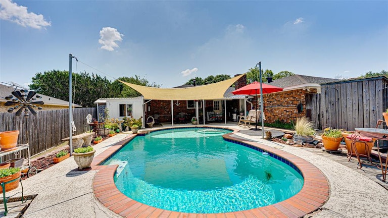 Photo 30 of 33 - 505 Newcastle Dr, Desoto, TX 75115
